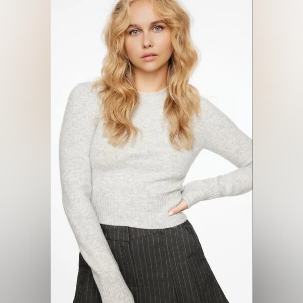 Dynamite Heavingly Yarn Cropped Grey Pullover med
